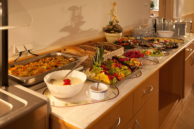 [Translate to Deutsch, leichte Sprache:] Buffet im Speiseraum der Kureinrichtung