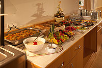 Buffet im Speiseraum der Kureinrichtung